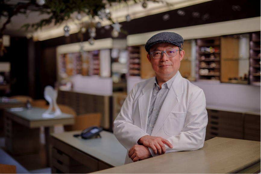 必久戴眼鏡 眼鏡職人王明智 最專業細心的眼鏡鏡片驗配