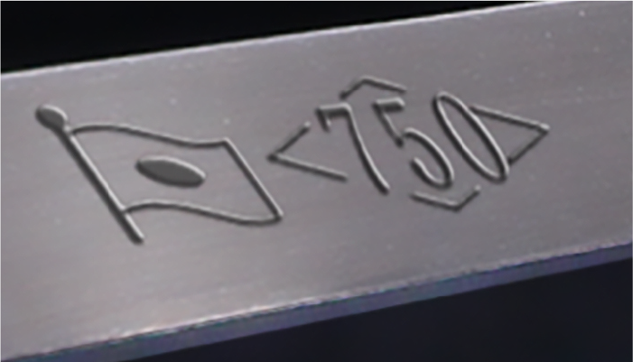 日本 HAND 貴金屬鏡腳內側刻有國旗與 750 純度認證印記的特寫